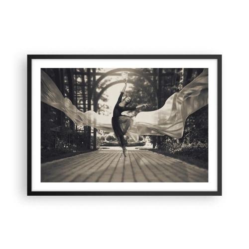 Affiche dans un cadre noir - Poster - Une danseuse vêtue d'une robe fluide exécute un saut sur fond de jardin noir et blanc. - 70x50cm - La danse de l'esprit jardin - Décoration murale moderne pour le salon et la chambre ARTTOR