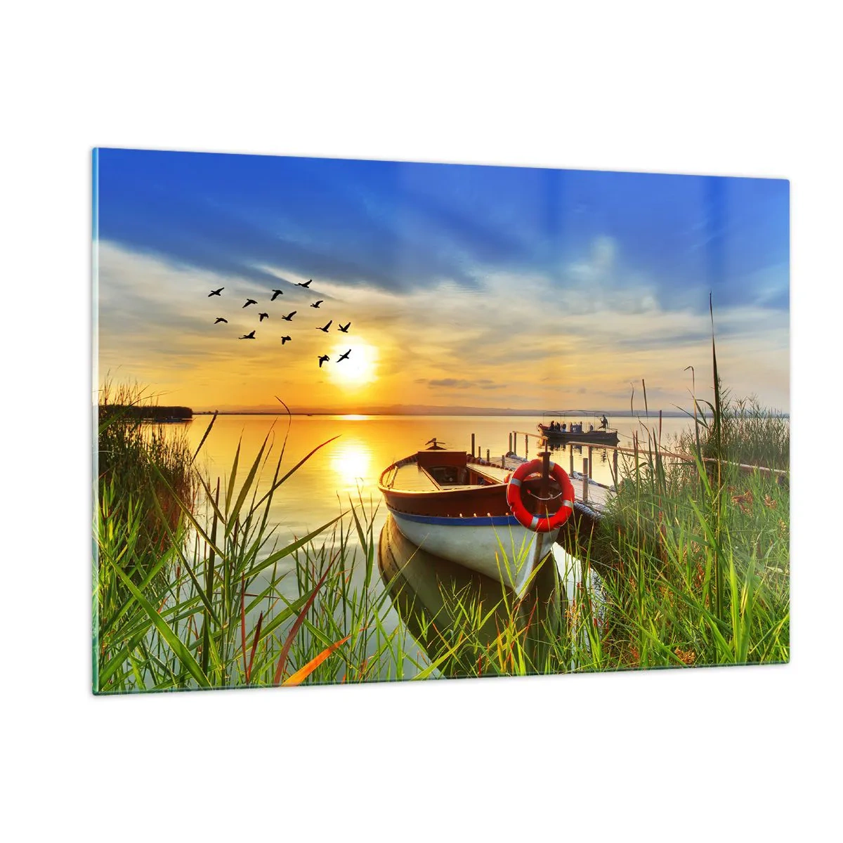 Impression sur verre - Image sur verre - Un bateau sur un lac au coucher du soleil avec des oiseaux dans le ciel - 120x80cm - Les cormorans s'envolent déjà - Décoration murale moderne pour le salon et la chambre ARTTOR
