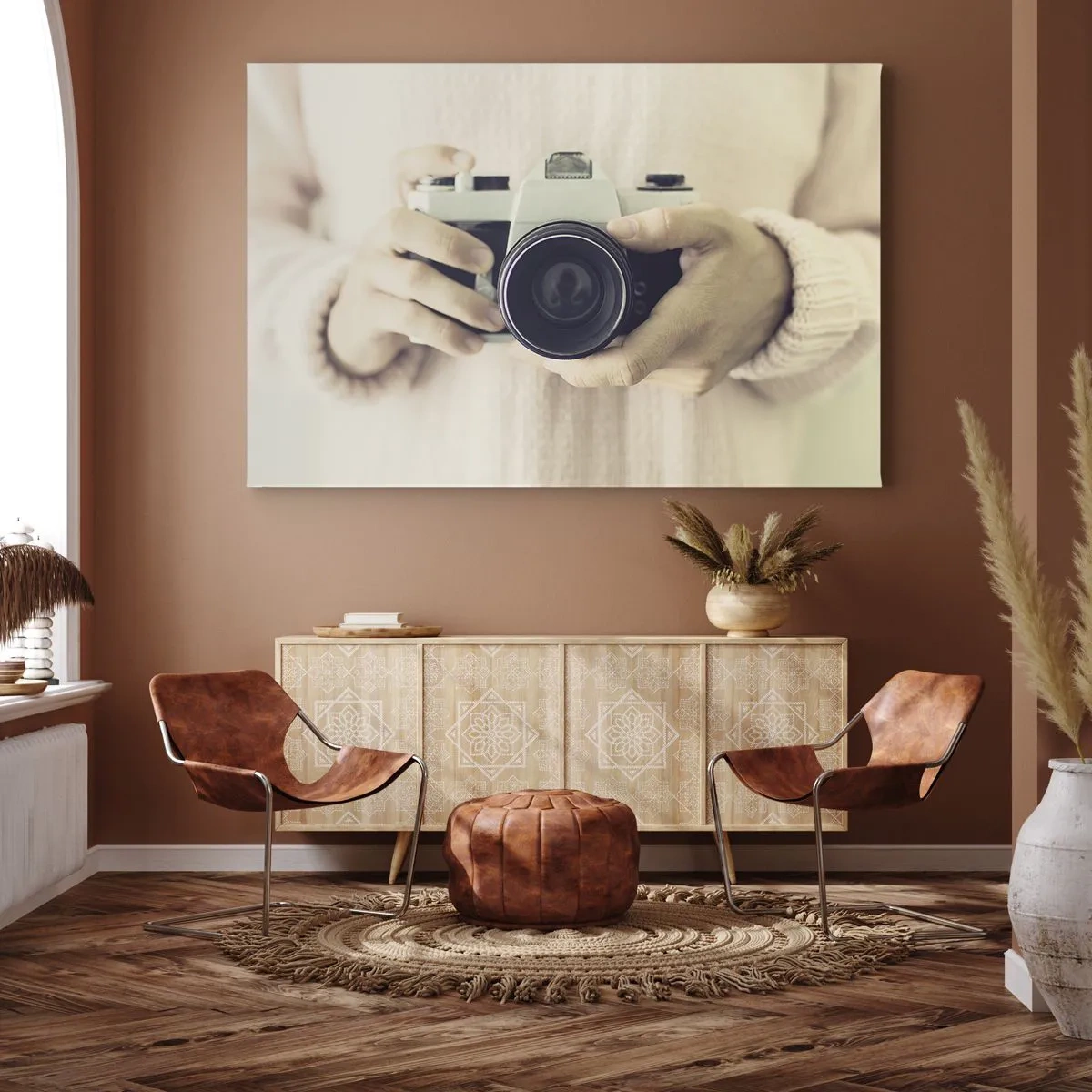 Impression sur toile - Image sur toile - Appareil photo rétro tenu en main sur un fond clair - 70x50cm - Pour voir plus ... - Décoration murale moderne pour le salon et la chambre ARTTOR