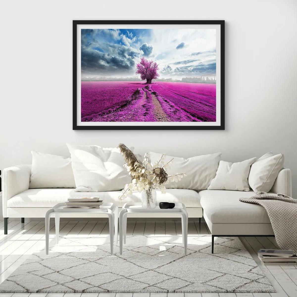 Affiche dans un cadre noir - Poster - Un arbre solitaire dans un champ dans une nuance de rose intense - 100x70cm - Lande - nature sauvage - Décoration murale moderne pour le salon et la chambre ARTTOR