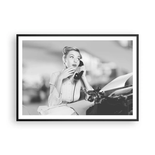 Affiche dans un cadre noir - Poster - Une femme parlant au téléphone devant une machine à écrire - 100x70cm - Hello! Ici les années 50 - Décoration murale moderne pour le salon et la chambre ARTTOR
