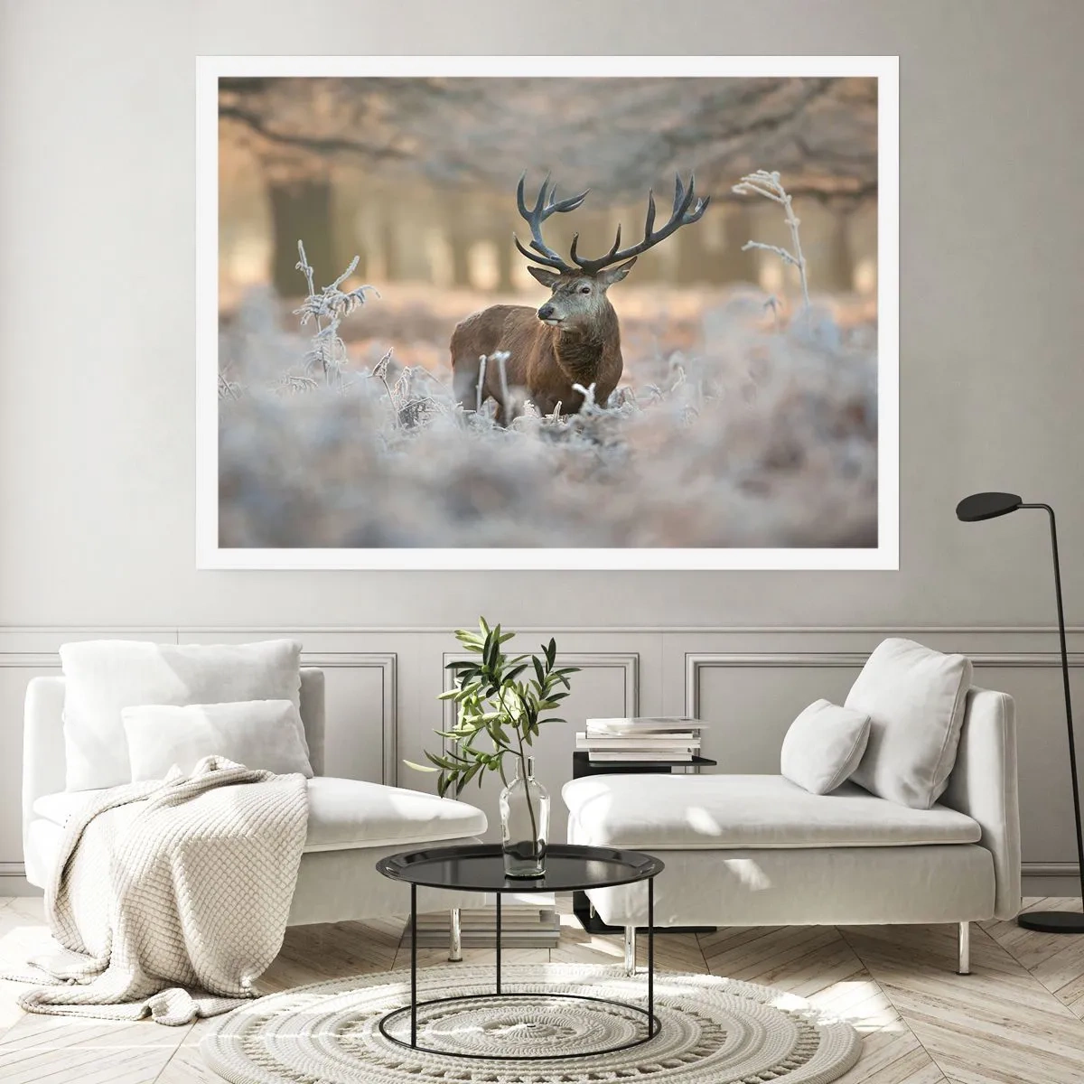 Affiche - Poster - Un cerf dans une clairière givrée dans une forêt hivernale aux couleurs subtiles - 100x70cm - Une matinée animée - Décoration murale moderne pour le salon et la chambre ARTTOR