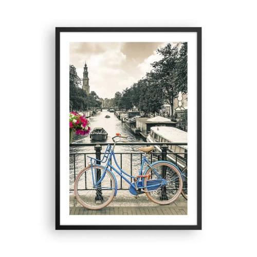 Affiche dans un cadre noir - Poster - Un vélo bleu sur fond de canal à Amsterdam - 50x70cm - Couleurs de rue d'Amsterdam - Décoration murale moderne pour le salon et la chambre ARTTOR