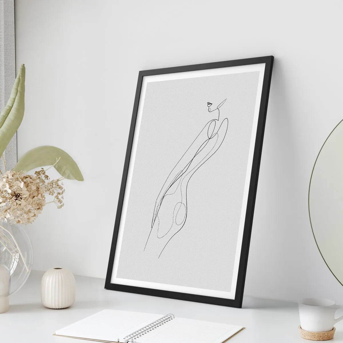 Affiche dans un cadre noir - Poster - Un croquis minimaliste d'une silhouette féminine sur un fond clair. - 50x70cm - Juste une promesse - Décoration murale moderne pour le salon et la chambre ARTTOR