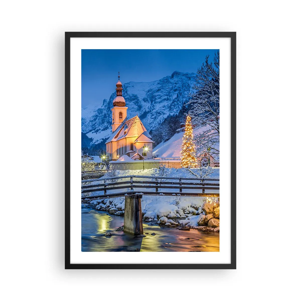 Affiche dans un cadre noir - Poster - Une église dans un décor hivernal avec un sapin de Noël et des lumières de Noël - 50x70cm - L'âme du monde - Décoration murale moderne pour le salon et la chambre ARTTOR