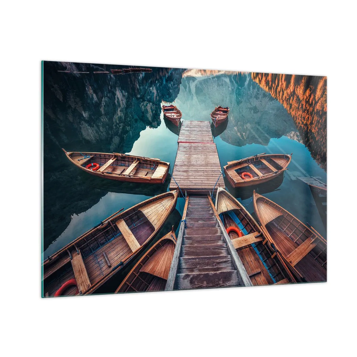 Impression sur verre - Image sur verre - Vue de bateaux en bois amarrés à un quai dans les montagnes - 100x70cm - J'attends à la marina - Décoration murale moderne pour le salon et la chambre ARTTOR