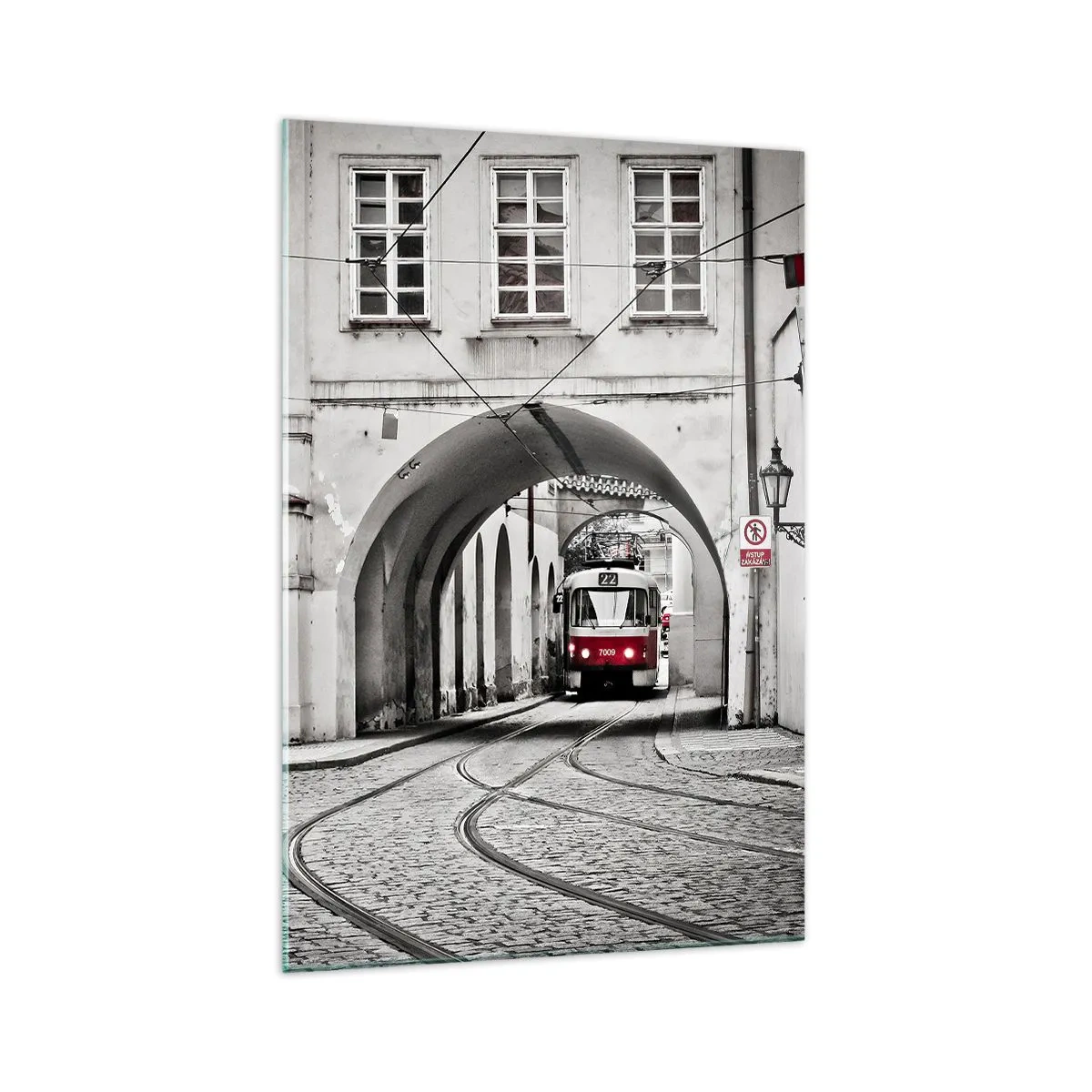 Impression sur verre - Image sur verre - Un tramway noir et blanc dans une rue historique de la ville - 70x100cm - Dans le labyrinthe de la ville - Décoration murale moderne pour le salon et la chambre ARTTOR