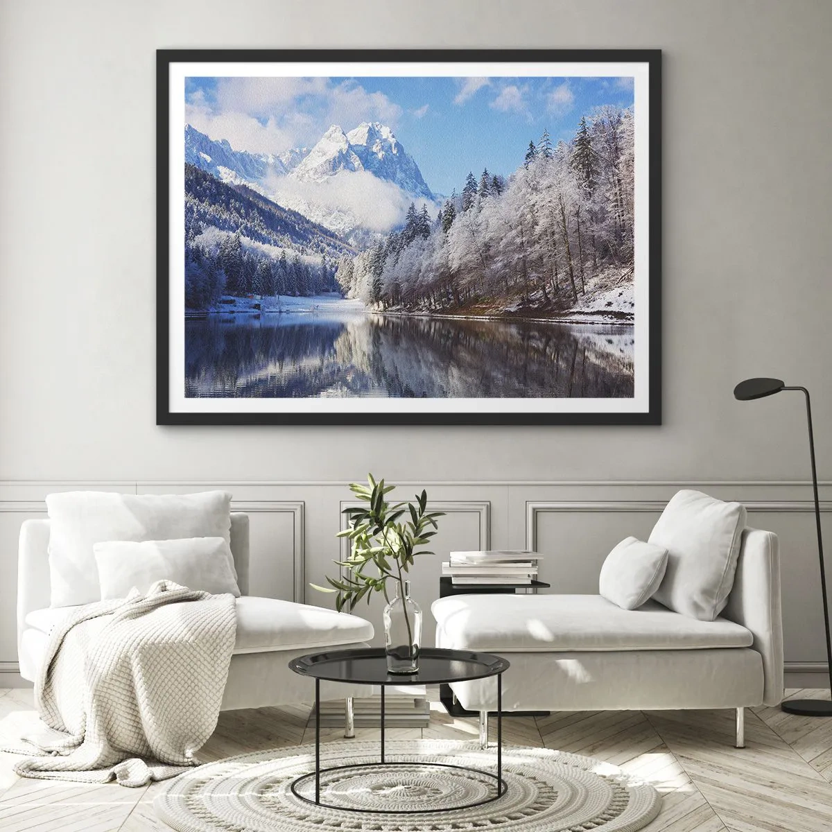 Affiche dans un cadre noir - Poster - Paysage de montagne hivernal avec des arbres enneigés et un lac - 100x70cm - Protecteur de la neige - Décoration murale moderne pour le salon et la chambre ARTTOR