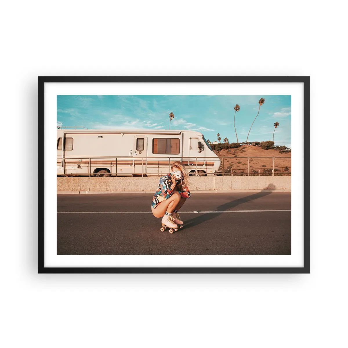 Affiche dans un cadre noir - Poster - Une fille sur des patins à roulettes prenant une photo par une journée ensoleillée. - 70x50cm - Souriez s'il-vous-plait! - Décoration murale moderne pour le salon et la chambre ARTTOR