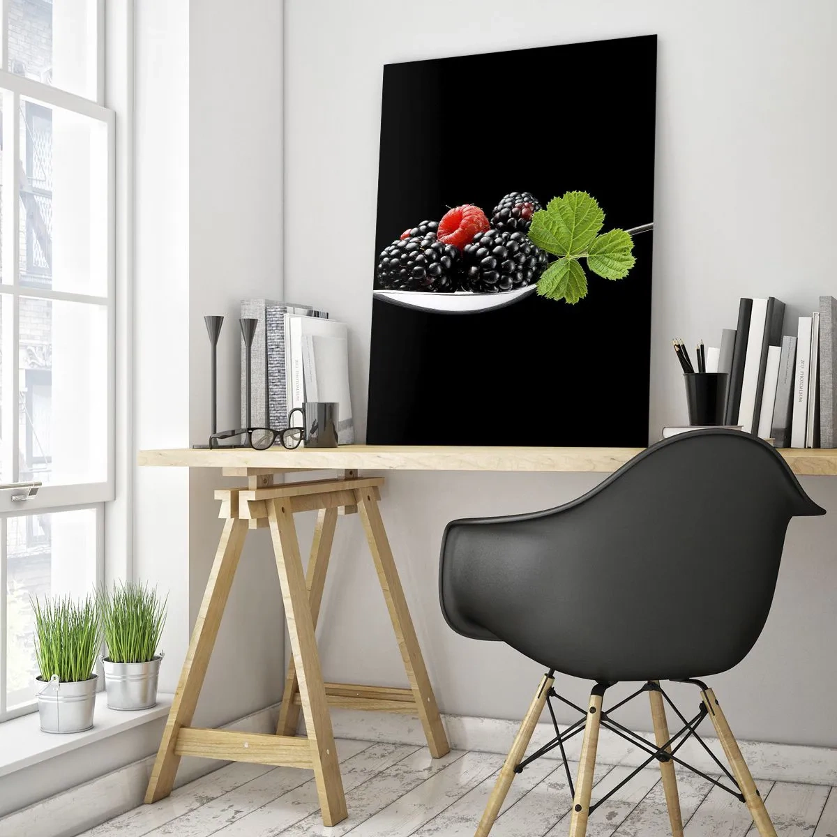 Impression sur verre - Image sur verre - Framboises et mûres sur une cuillère avec une feuille verte sur fond noir - 50x70cm - Le goût de la fraîcheur - Décoration murale moderne pour le salon et la chambre ARTTOR