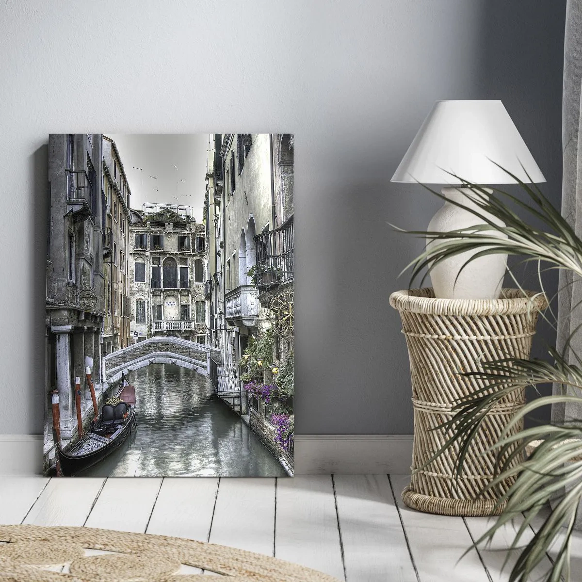 Impression sur toile - Image sur toile - Canal vénitien avec gondole et pont de pierre - 50x70cm - Pendant des siècles dans une réflexion silencieuse - Décoration murale moderne pour le salon et la chambre ARTTOR