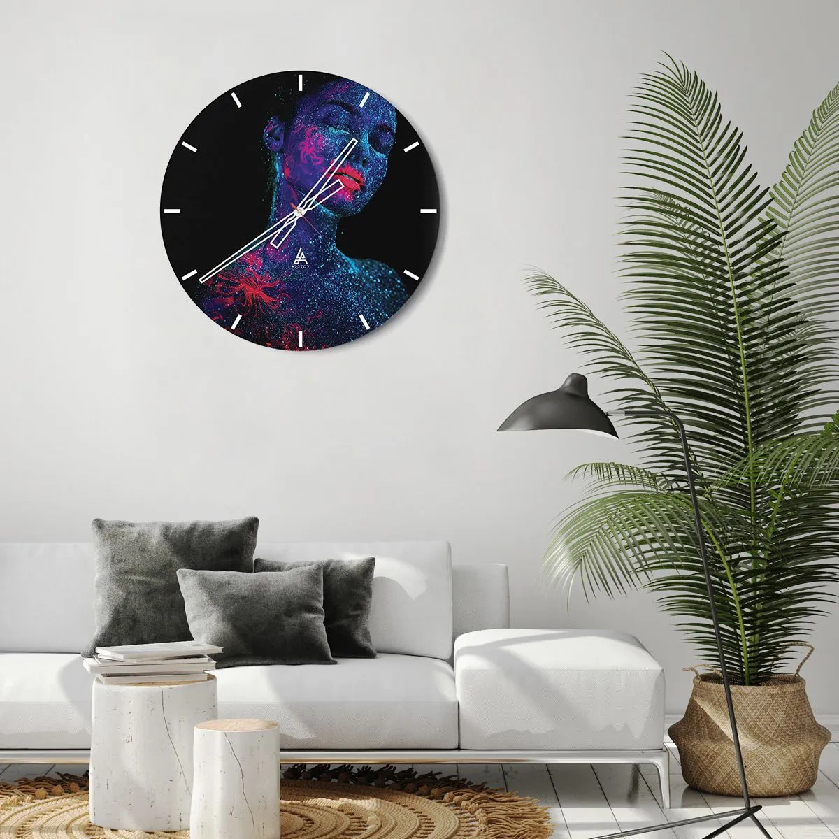Horloge murale - Pendule murale - Portrait d'une femme avec des peintures faciales fluorescentes - 30x30cm - Dans la poussière d'étoiles - Décoration murale moderne pour le salon, la cuisine et la chambre ARTTOR