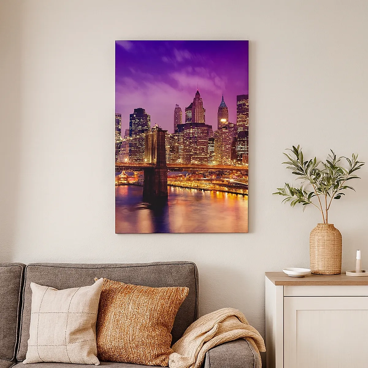 Impression sur toile - Image sur toile - Panorama de la ville avec le pont dans la lumière du soir contre le ciel violet - 50x70cm - Manhathann or violet - Décoration murale moderne pour le salon et la chambre ARTTOR