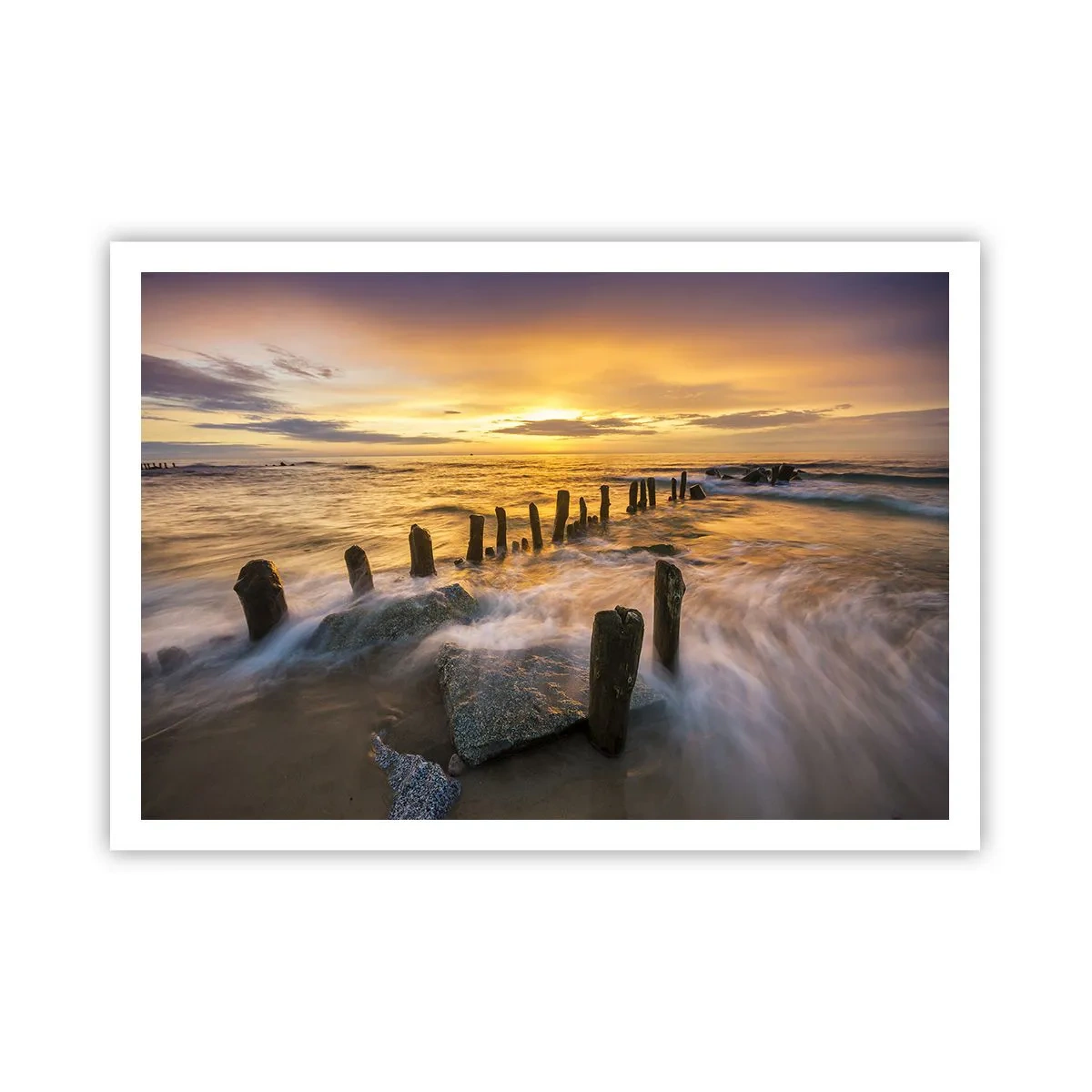 Affiche - Poster - Coucher de soleil sur la mer avec les vestiges d'une ancienne jetée - 100x70cm - La beauté brute de la mer Baltique - Décoration murale moderne pour le salon et la chambre ARTTOR