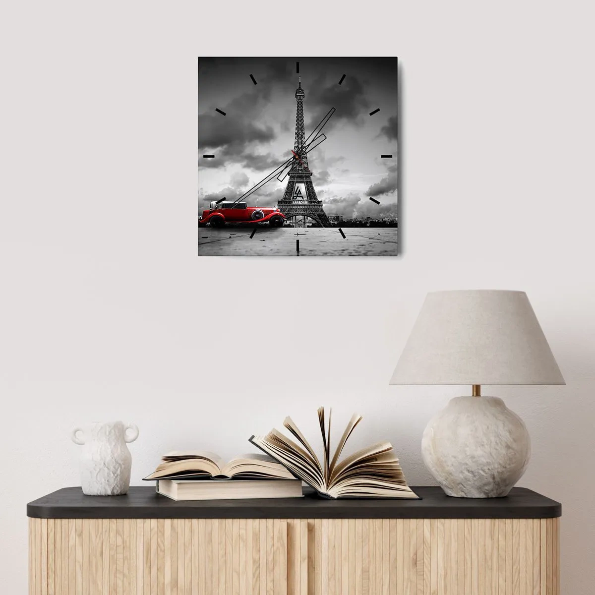 Horloge murale - Pendule murale - Voiture rétro rouge devant la Tour Eiffel en noir et blanc - 30x30cm - Il n'y a pas si longtemps à Paris - Décoration murale moderne pour le salon et la chambre ARTTOR