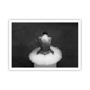 Affiche - Poster - Une danseuse de ballet dans une pose classique sur un fond sombre. - 100x70cm - C'est justement en train de fleurir - Décoration murale moderne pour le salon et la chambre ARTTOR