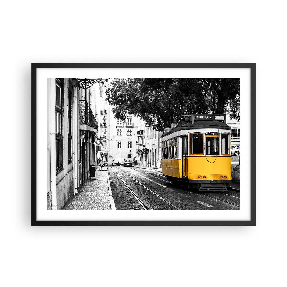 Affiche dans un cadre noir - Poster - Un tramway jaune sur fond de rue en noir et blanc - 70x50cm - Et du fado en arrière-plan - Décoration murale moderne pour le salon et la chambre ARTTOR