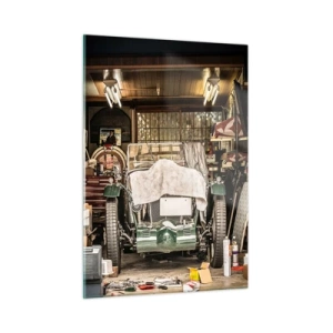 Impression sur verre - Image sur verre - Garage vintage avec une voiture recouverte d'un tissu, entourée d'outils et de boîtes - 50x70cm - Retour vers le passé - Décoration murale moderne pour le salon et la chambre ARTTOR