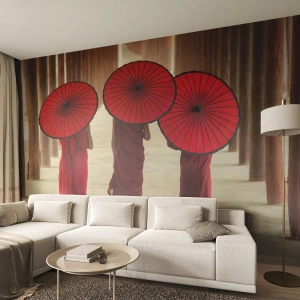 Papier Peint Photo Standard Eco - Trois moines avec des parapluies rouges dans un couloir en bois - 100x70cm - Sur la route du pays pure - Décoration murale moderne pour le salon et la chambre ARTTOR