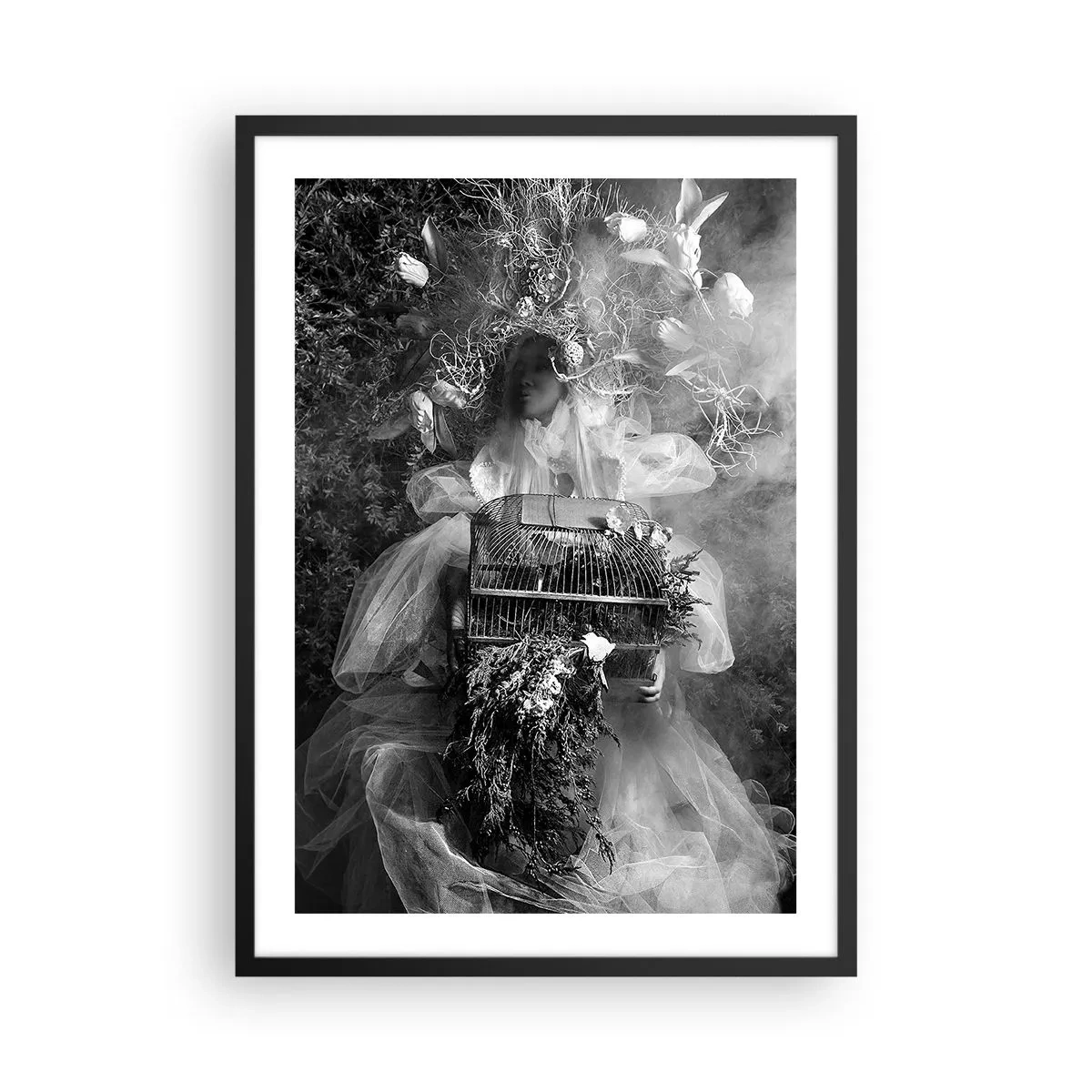 Affiche dans un cadre noir - Poster - Une femme en robe entourée de nature sur une photographie en noir et blanc - 50x70cm - Tout simplement Mère Nature - Décoration murale moderne pour le salon et la chambre ARTTOR