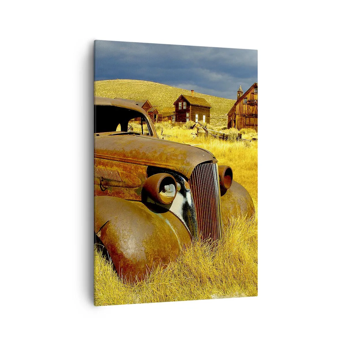 Impression sur toile - Image sur toile - Une vieille voiture rouillée sur fond de cabanes en bois abandonnées - 70x100cm - Repos bien mérité - Décoration murale moderne pour le salon et la chambre ARTTOR