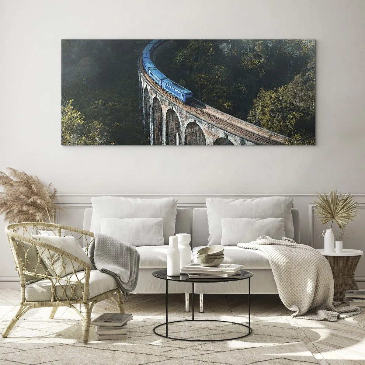 Impression sur verre - Image sur verre - Un train bleu sur un viaduc historique au milieu des forêts - 160x50cm - Train nature - Décoration murale moderne pour le salon et la chambre ARTTOR