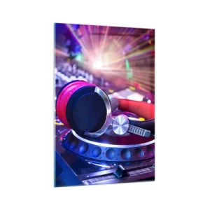 Impression sur verre - Image sur verre - Casque DJ sur une console éclairée par des projecteurs lors d'une fête - 70x100cm - Il va s'en passer des choses - Décoration murale moderne pour le salon et la chambre ARTTOR
