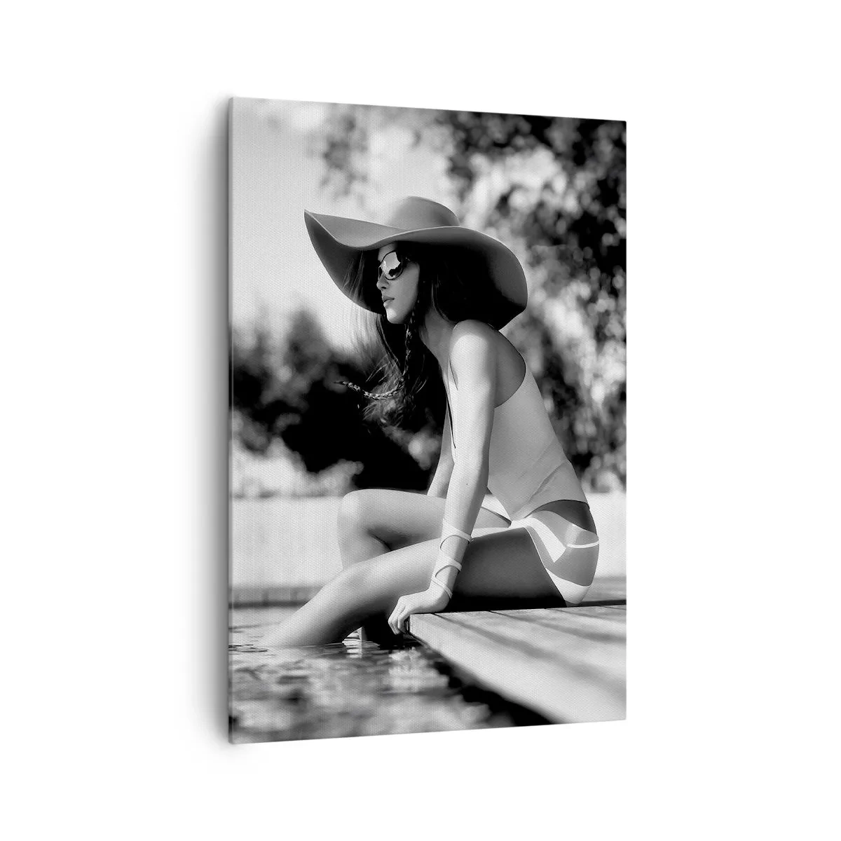 Impression sur toile - Image sur toile - Femme au chapeau au bord de la piscine en noir et blanc - 70x100cm - Rêve d'été - Décoration murale moderne pour le salon et la chambre ARTTOR