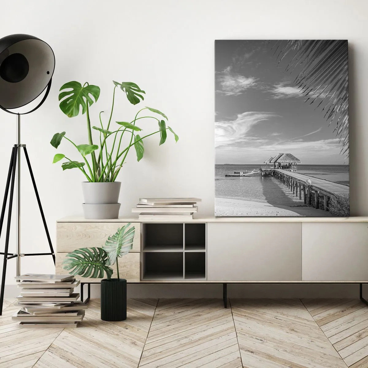 Impression sur toile - Image sur toile - Plage noire et blanche avec jetée et palmiers sur une côte tropicale - 80x120cm - Souvenirs ou rêve? - Décoration murale moderne pour le salon et la chambre ARTTOR