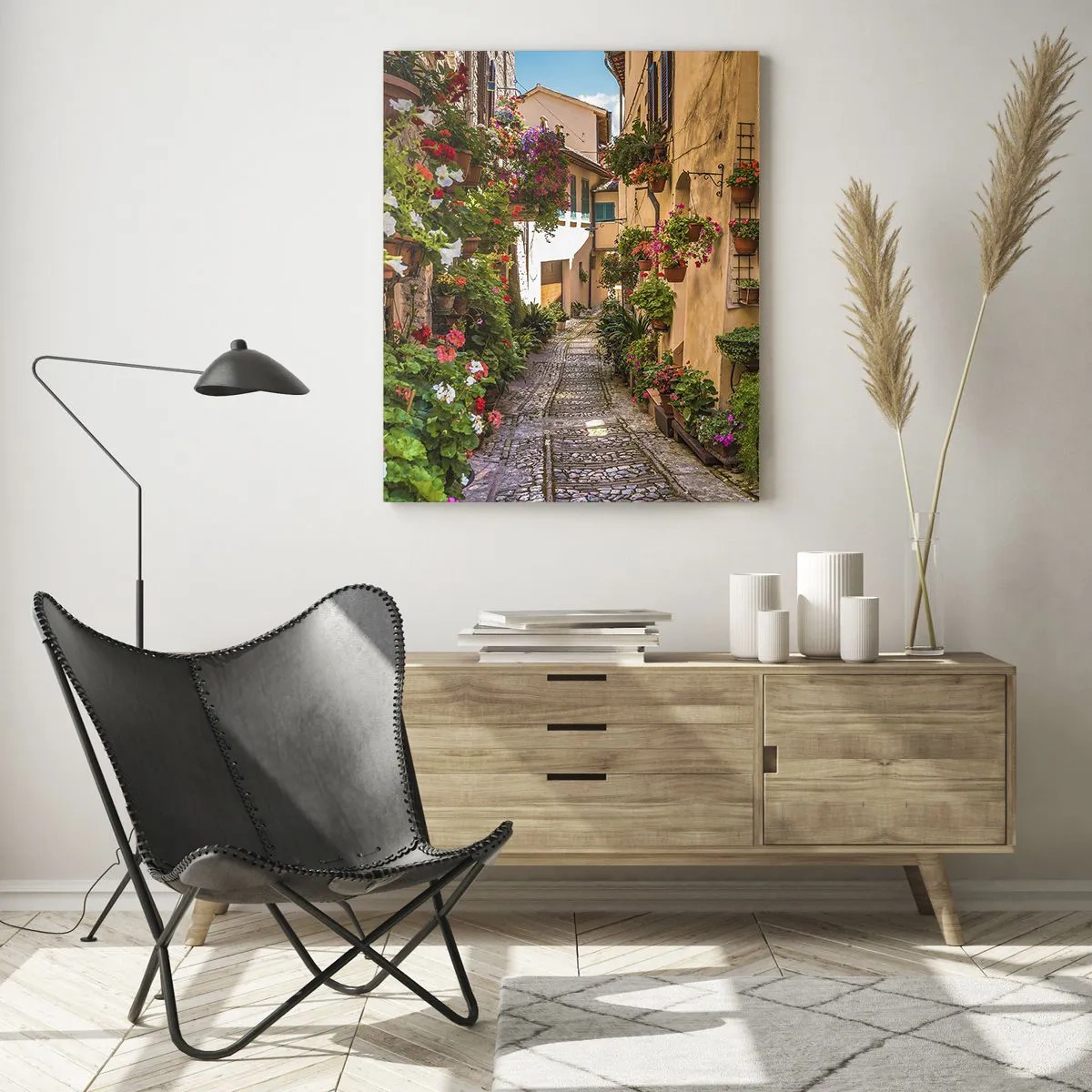 Impression sur verre - Image sur verre - Une charmante ruelle italienne avec des fleurs en pot et une rue pavée - 50x70cm - Ruelle italienne - Décoration murale moderne pour le salon et la chambre ARTTOR