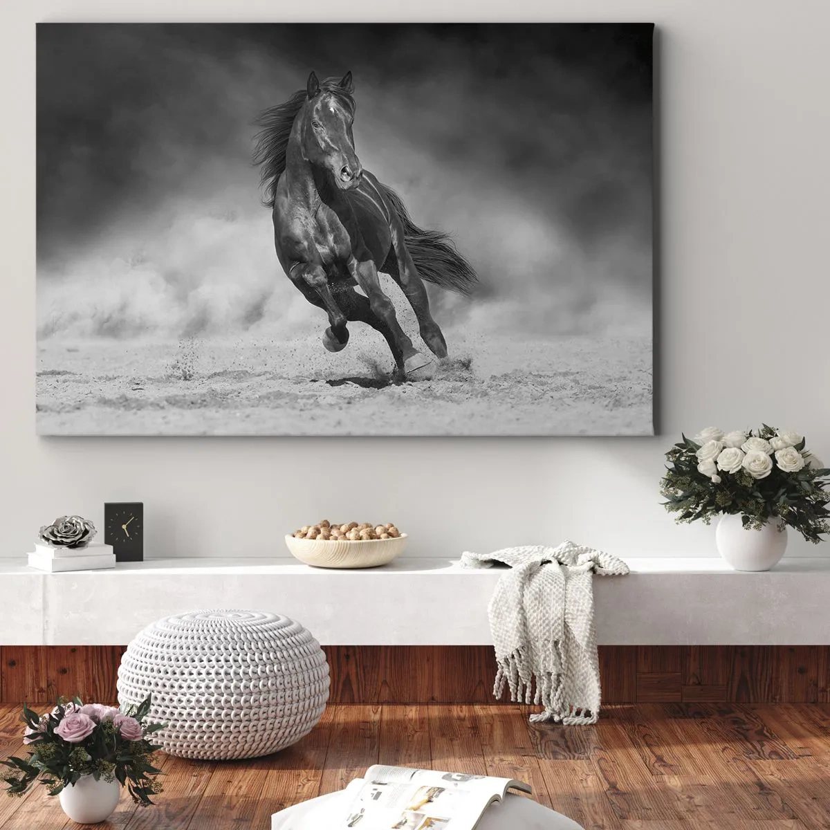Impression sur toile - Image sur toile - Un cheval noir et blanc galopant sur le sable - 70x50cm - Digne de l'émir lui-même - Décoration murale moderne pour le salon et la chambre ARTTOR
