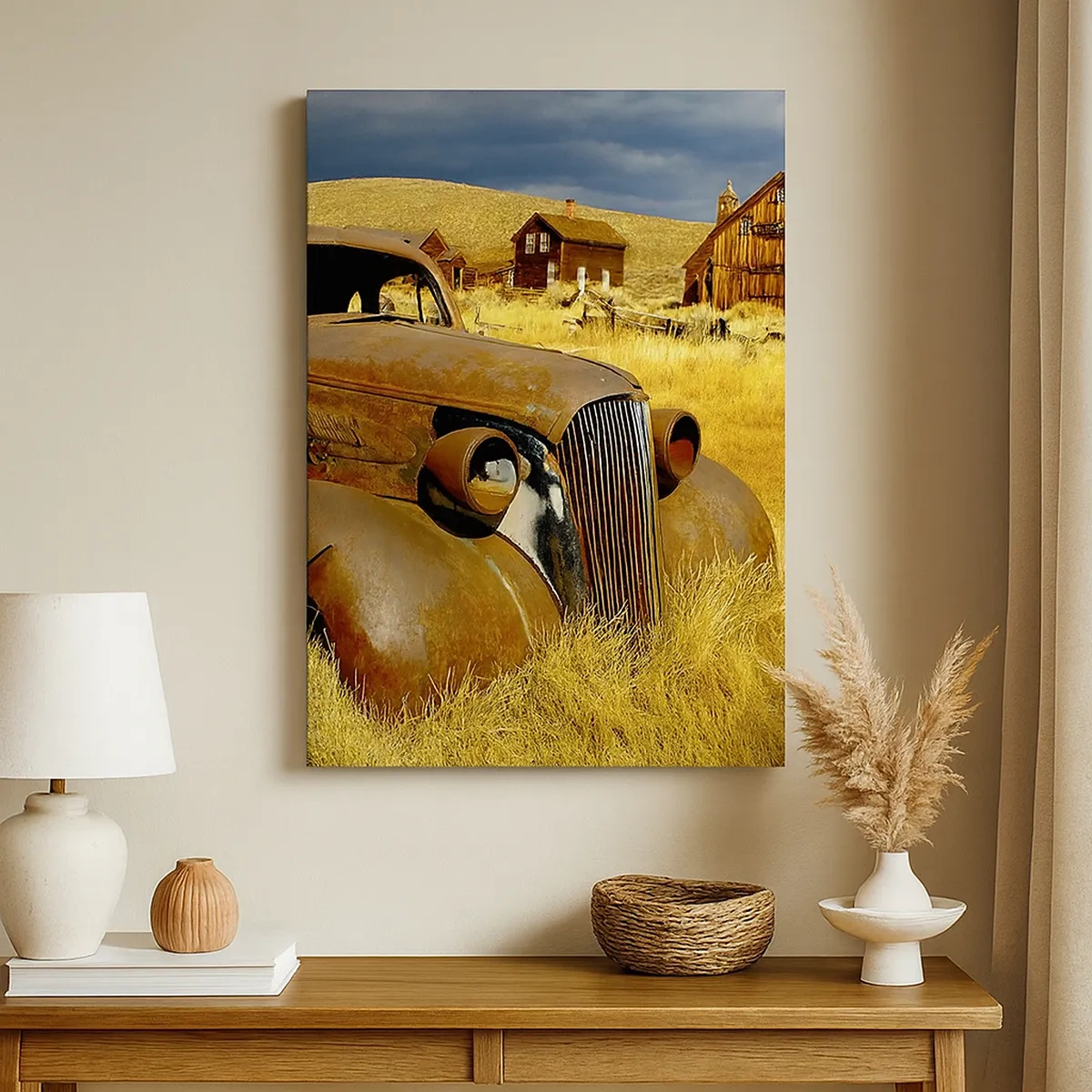 Impression sur toile - Image sur toile - Une vieille voiture rouillée sur fond de cabanes en bois abandonnées - 50x70cm - Repos bien mérité - Décoration murale moderne pour le salon et la chambre ARTTOR