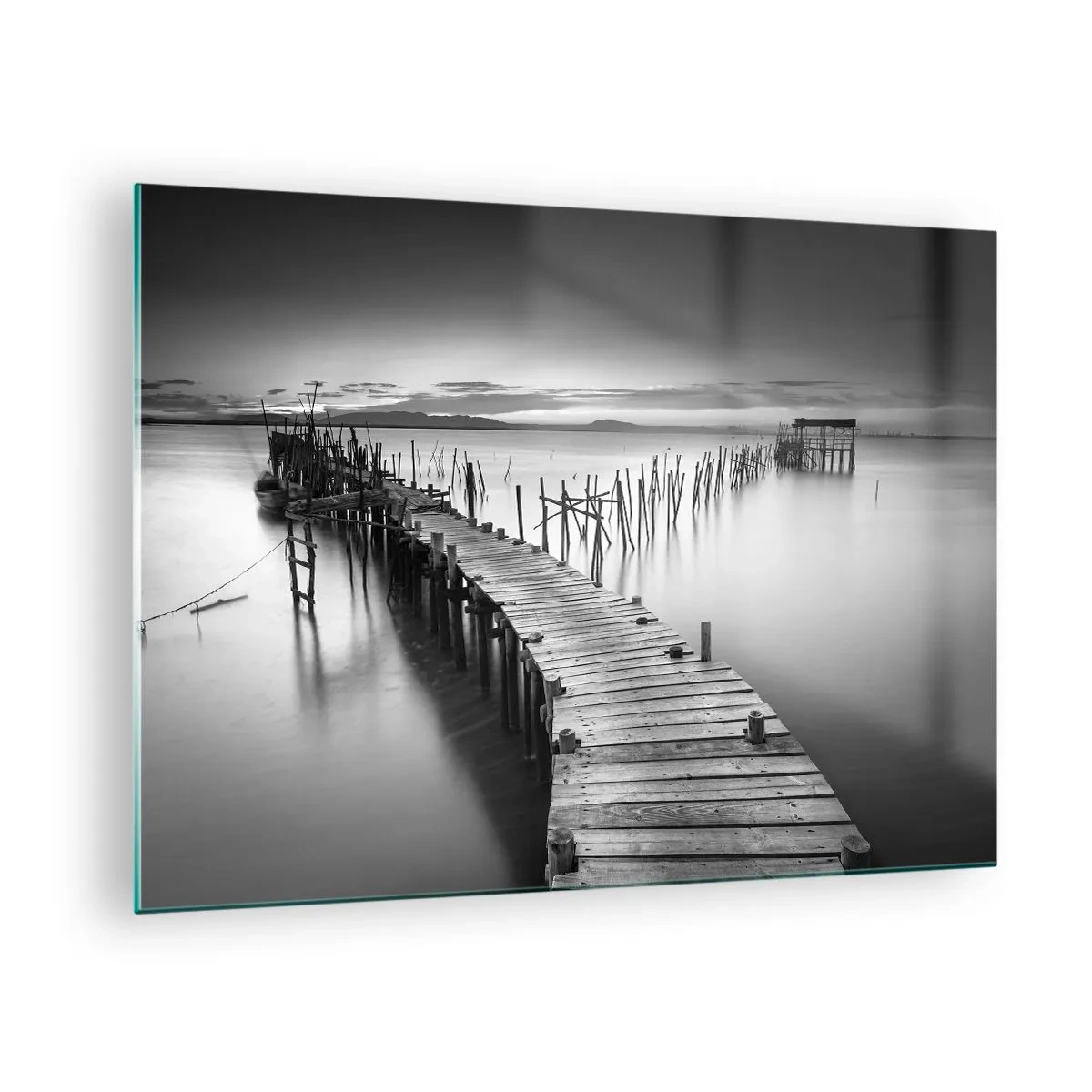 Impression sur verre - Image sur verre - Une vue en noir et blanc d'une jetée en bois au-dessus de l'eau - 70x50cm - La paix d'un rivage oublié - Décoration murale moderne pour le salon et la chambre ARTTOR