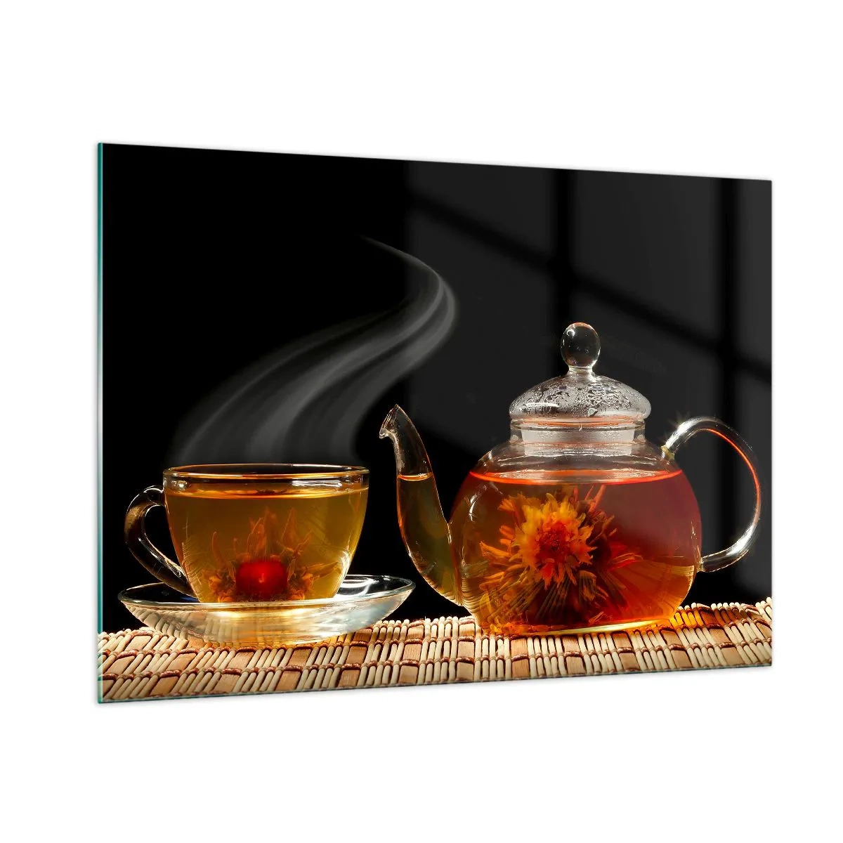 Impression sur verre - Image sur verre - Une carafe en verre et une tasse de thé avec une fleur sur fond noir - 100x70cm - La magie et l'art de l'infusion du thé - Décoration murale moderne pour le salon et la chambre ARTTOR
