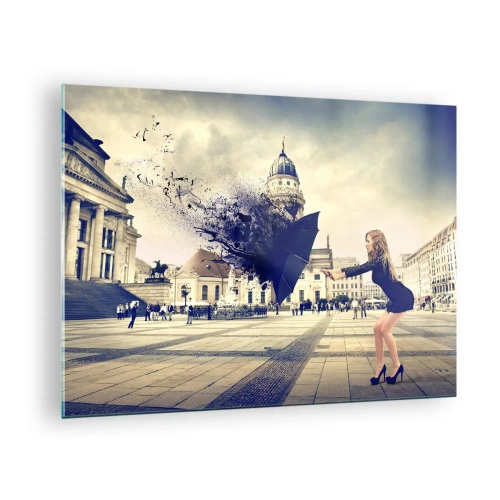 Impression sur verre - Image sur verre - Une femme avec un parapluie sur fond de place de la ville dans une composition artistique - 70x50cm - Il y a un tel vent… - Décoration murale moderne pour le salon et la chambre ARTTOR