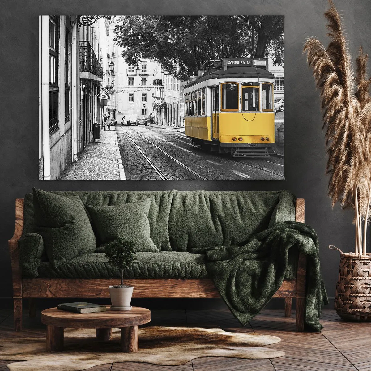 Impression sur toile - Image sur toile - Un tramway jaune sur fond de rue en noir et blanc - 70x50cm - Et du fado en arrière-plan - Décoration murale moderne pour le salon et la chambre ARTTOR