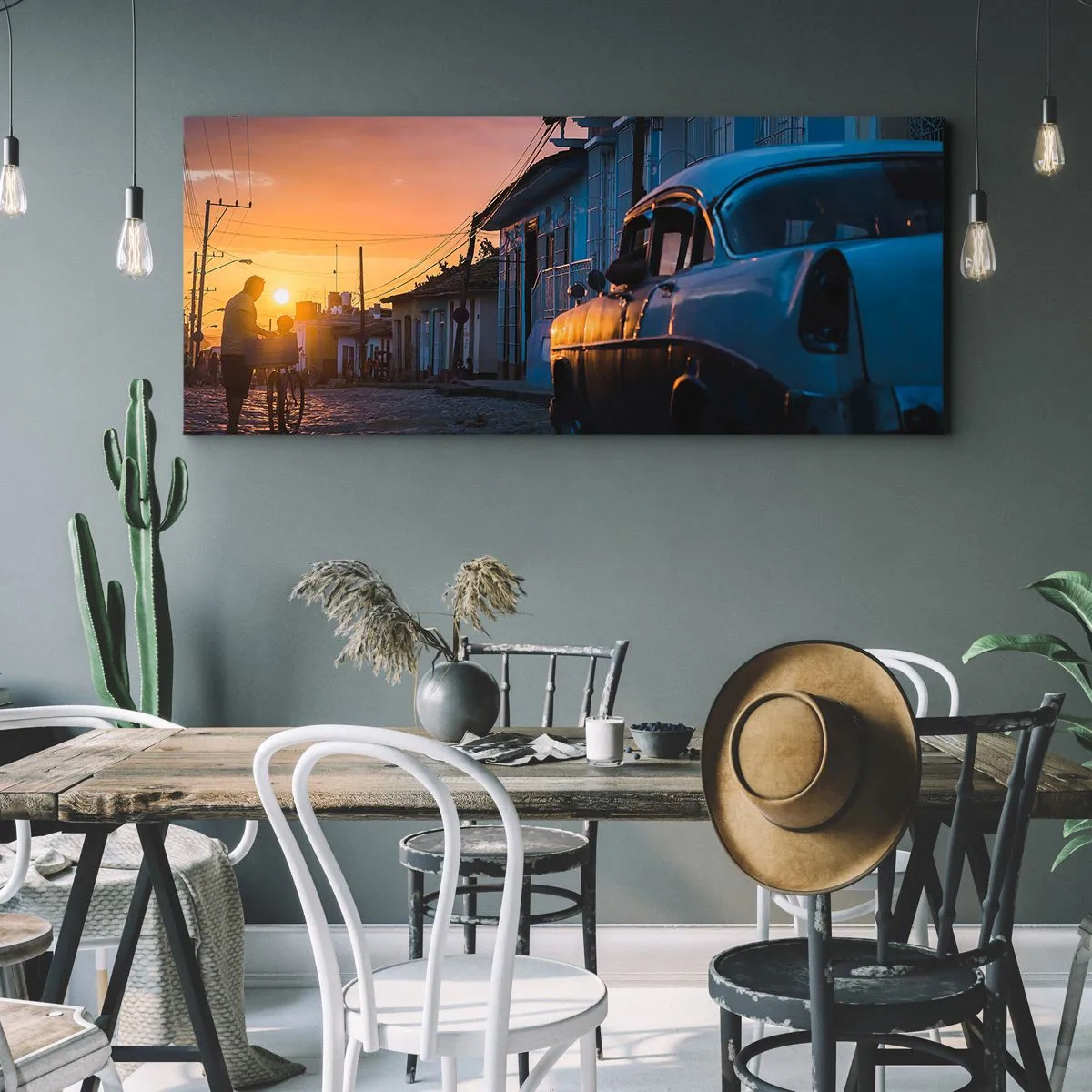 Impression sur toile - Image sur toile - Voiture et vélo rétro dans la rue à la lumière du soleil couchant - 140x50cm - Ici, le temps ralentit - Décoration murale moderne pour le salon et la chambre ARTTOR