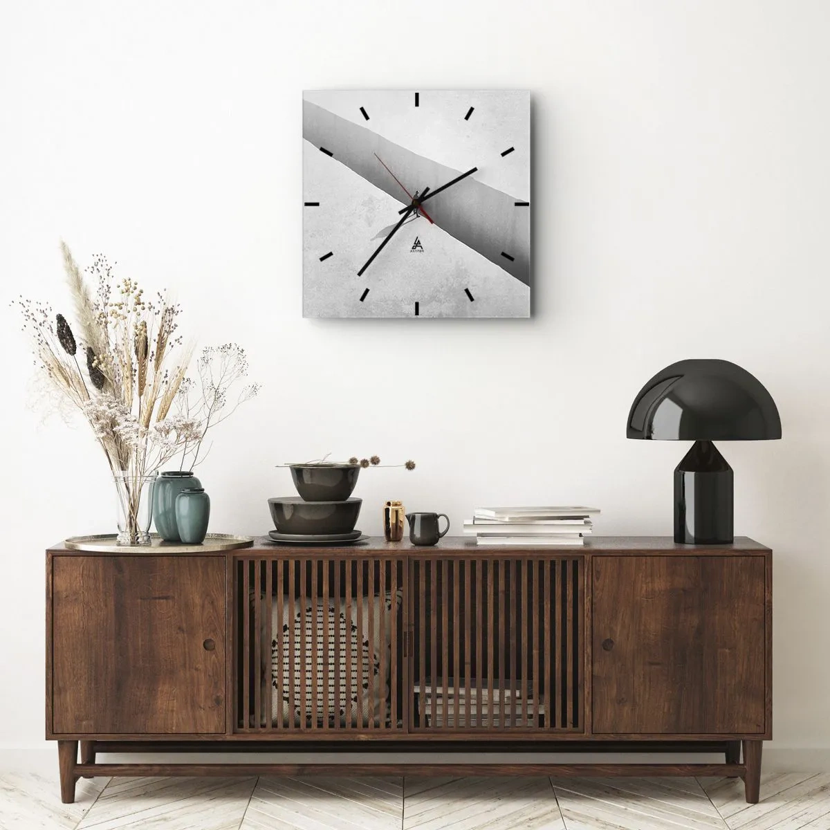 Horloge murale - Pendule murale - Une silhouette solitaire se tient au-dessus d'un gouffre profond dans un décor monochrome. - 30x30cm - Un objectif clair - Décoration murale moderne pour le salon et la chambre ARTTOR