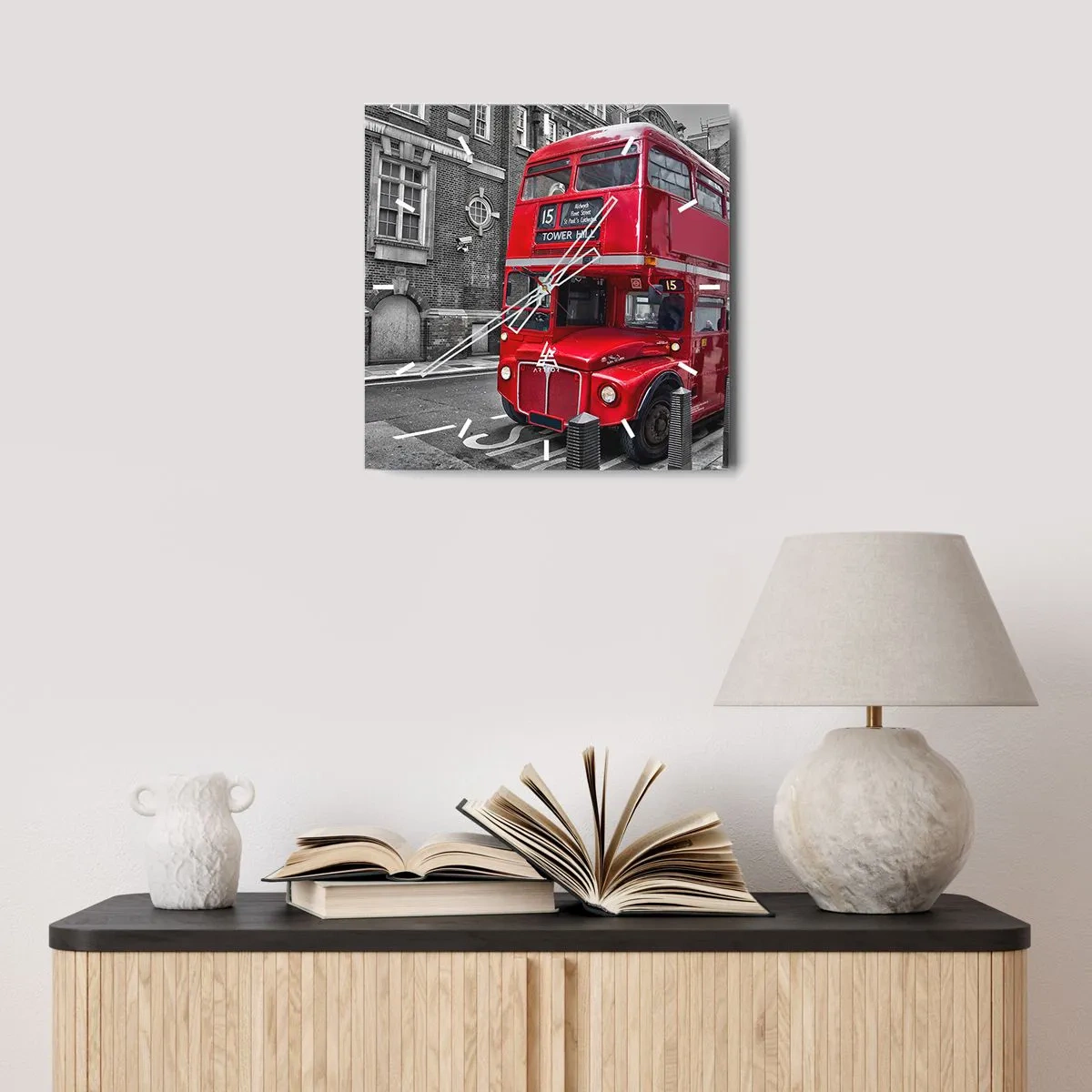 Horloge murale - Pendule murale - Un bus rouge à impériale à Londres sur fond d'architecture classique - 30x30cm - Toujours la même chose - Décoration murale moderne pour le salon et la chambre ARTTOR