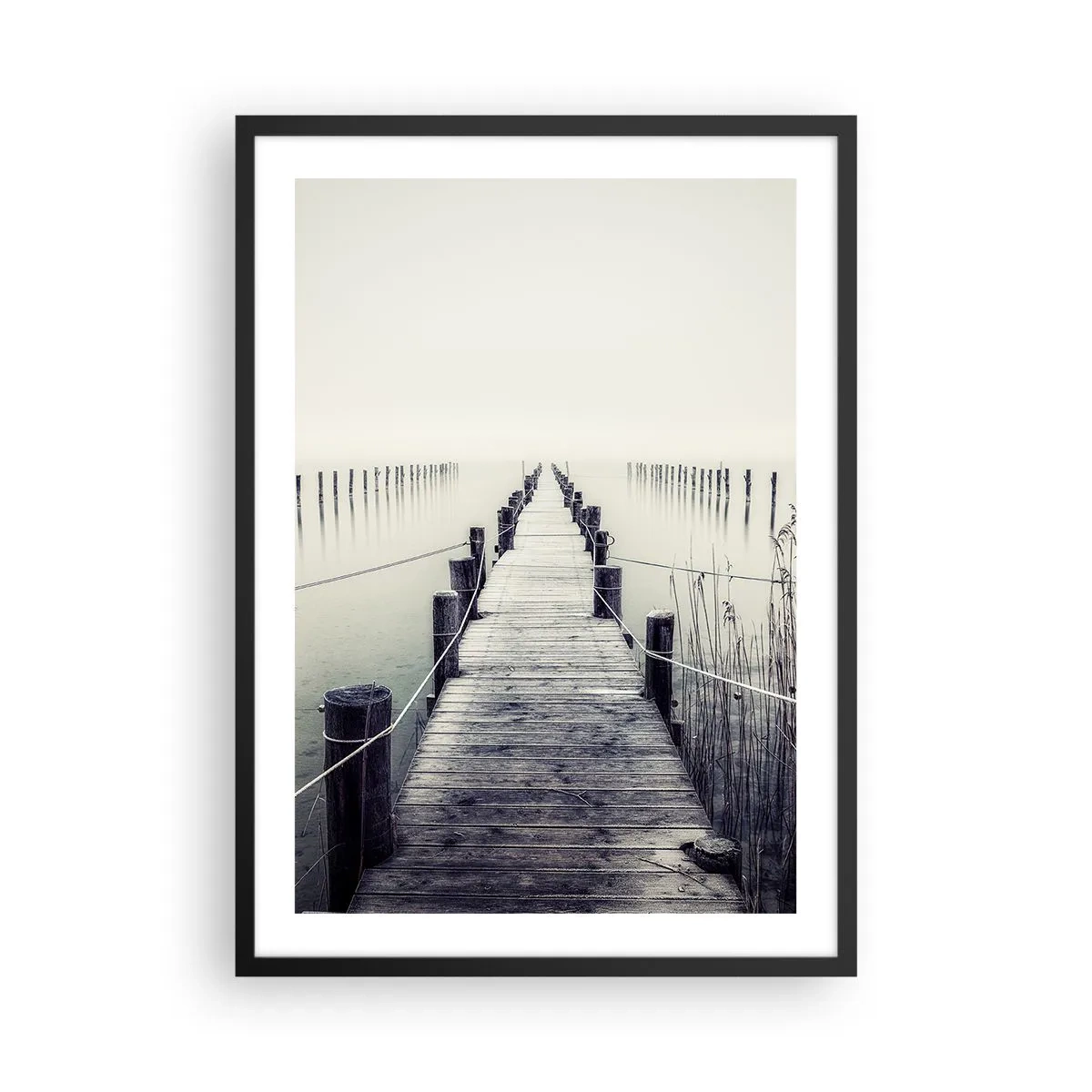 Affiche dans un cadre noir - Poster - Un pont en bois menant à une étendue d'eau brumeuse - 50x70cm - Plongez dans la paix - Décoration murale moderne pour le salon et la chambre ARTTOR
