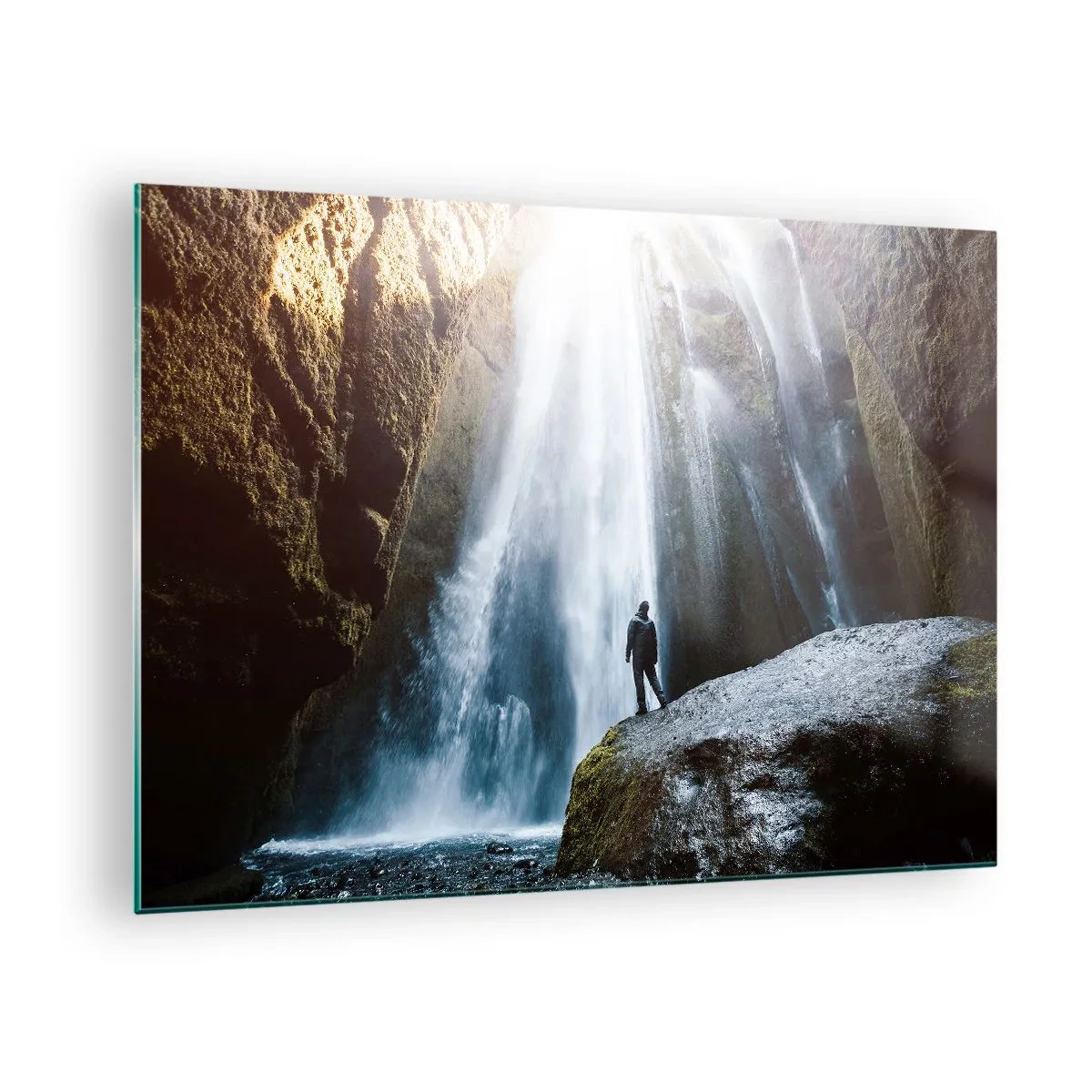 Impression sur verre - Image sur verre - Un homme debout sur un rocher devant une puissante cascade au soleil - 70x50cm - Restauration des proportions - Décoration murale moderne pour le salon et la chambre ARTTOR