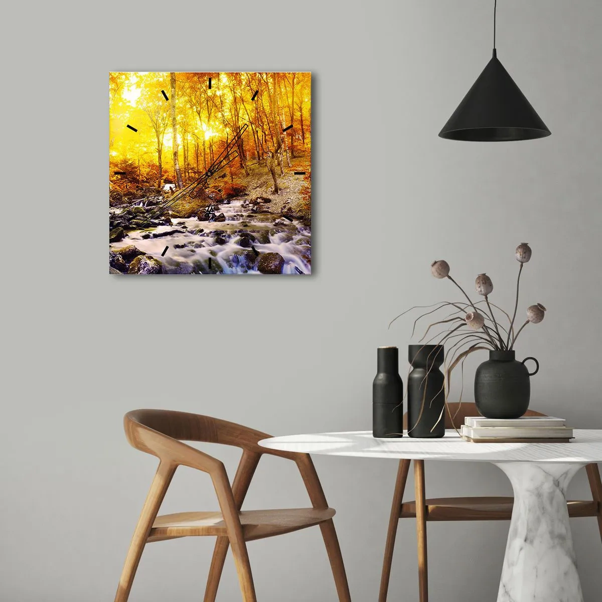 Horloge murale - Pendule murale - Forêt d'automne avec un ruisseau parmi les feuilles dorées - 30x30cm - Pierres serties d'or et de platine - Décoration murale moderne pour le salon et la chambre ARTTOR