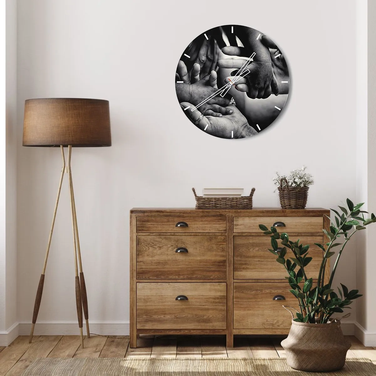 Horloge murale - Pendule murale - Les mains se touchant dans un geste d'unité - 30x30cm - Être humain - Décoration murale moderne pour le salon, la cuisine et la chambre ARTTOR