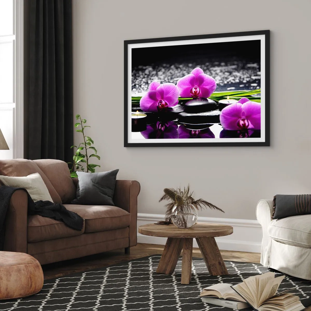 Affiche dans un cadre noir - Poster - Orchidées violettes sur fond de pierres et de bougies dans un cadre relaxant - 70x50cm - Se noyer dans la paix et la tranquillité - Décoration murale moderne pour le salon et la chambre ARTTOR