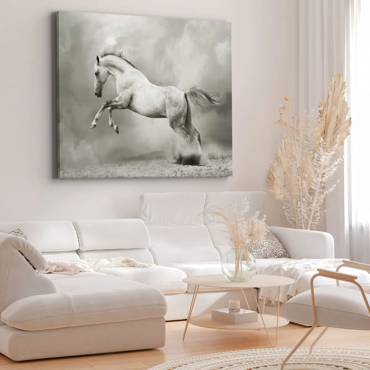 Impression sur toile - Image sur toile - Un cheval blanc dans un saut dynamique sur fond de nuages brumeux. - 70x50cm - Entre le réveil et le sommeil - Décoration murale moderne pour le salon et la chambre ARTTOR