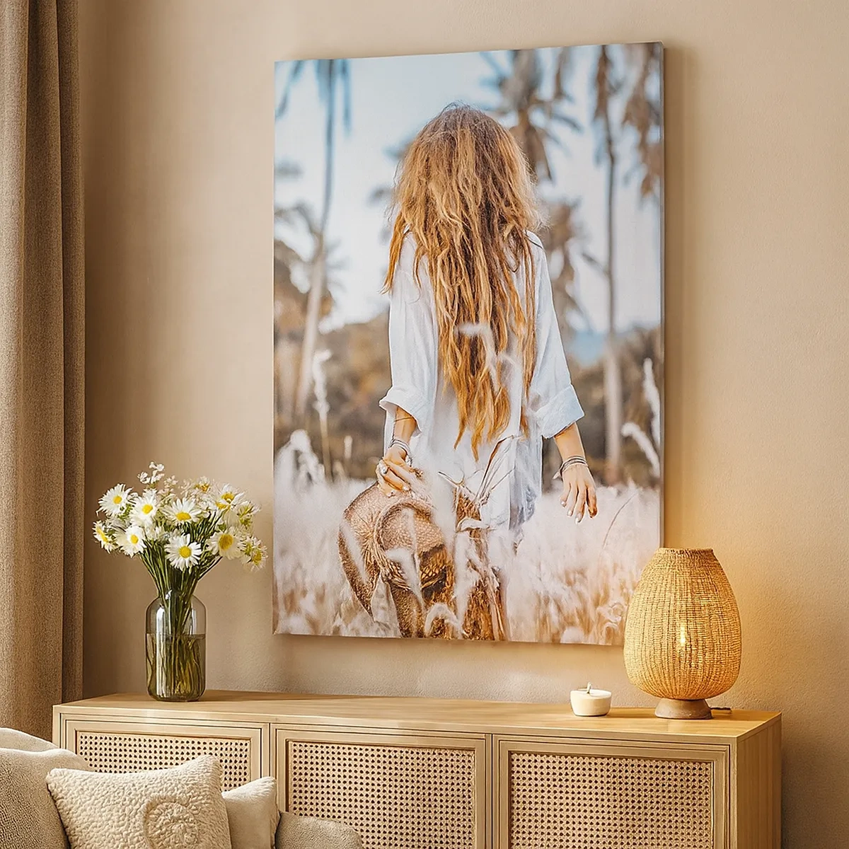 Impression sur toile - Image sur toile - Une femme dans un champ d'herbe avec des palmiers en arrière-plan au coucher du soleil - 50x70cm - Né de peluches d'herbe - Décoration murale moderne pour le salon et la chambre ARTTOR