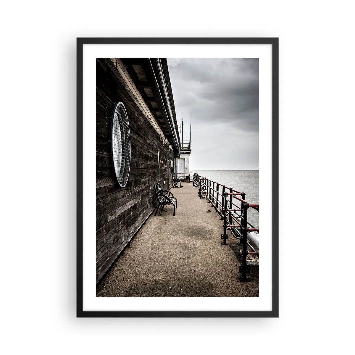 Affiche dans un cadre noir - Poster - Jetée en bois avec bancs au bord de la mer calme - 50x70cm - Le temps s'est arrêté - Décoration murale moderne pour le salon et la chambre ARTTOR