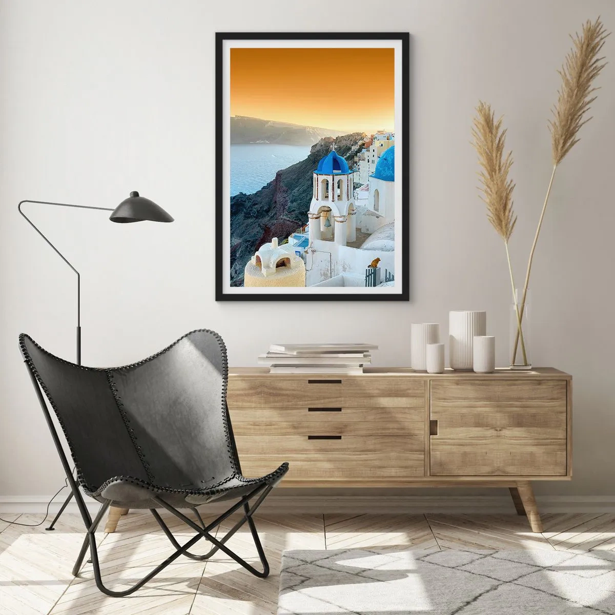 Affiche dans un cadre noir - Poster - Santorin avec ses maisons blanches et ses dômes bleus - 50x70cm - Santorin - blotti contre les rochers - Décoration murale moderne pour le salon et la chambre ARTTOR