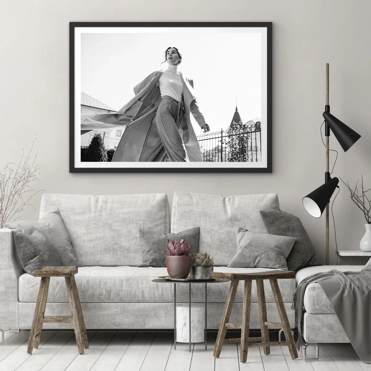 Affiche dans un cadre noir - Poster - Femme élégante en manteau sur fond architectural noir et blanc - 70x50cm - Tu viens avec moi? - Décoration murale moderne pour le salon et la chambre ARTTOR