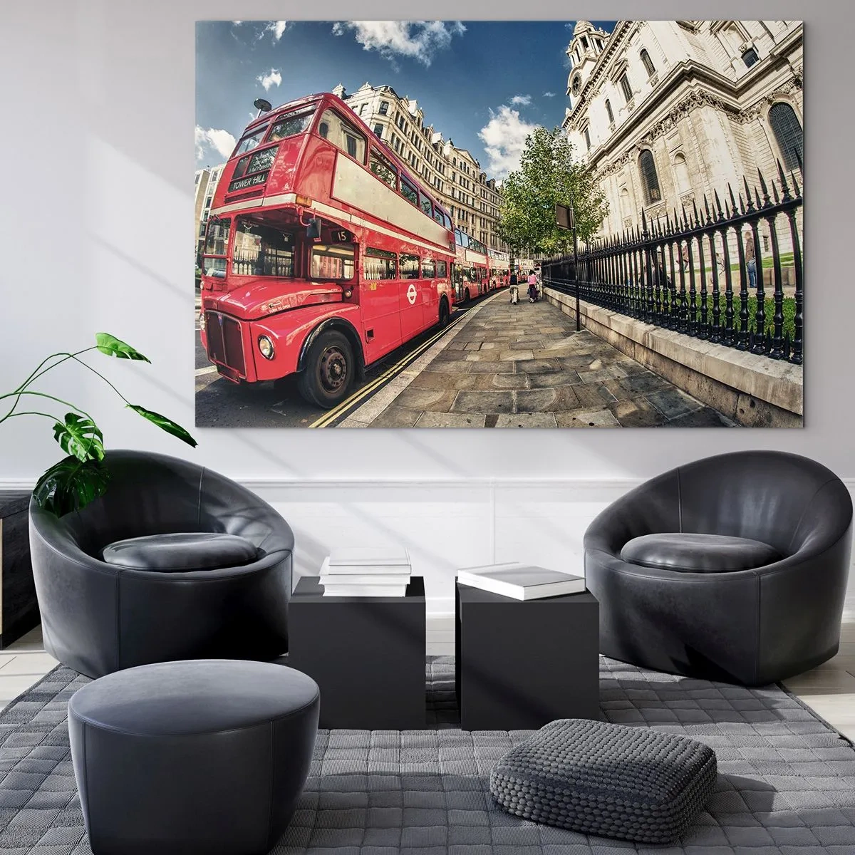 Impression sur verre - Image sur verre - Un bus rouge à impériale dans un environnement urbain - 70x50cm - Rue de Londres en gris et rouge - Décoration murale moderne pour le salon et la chambre ARTTOR